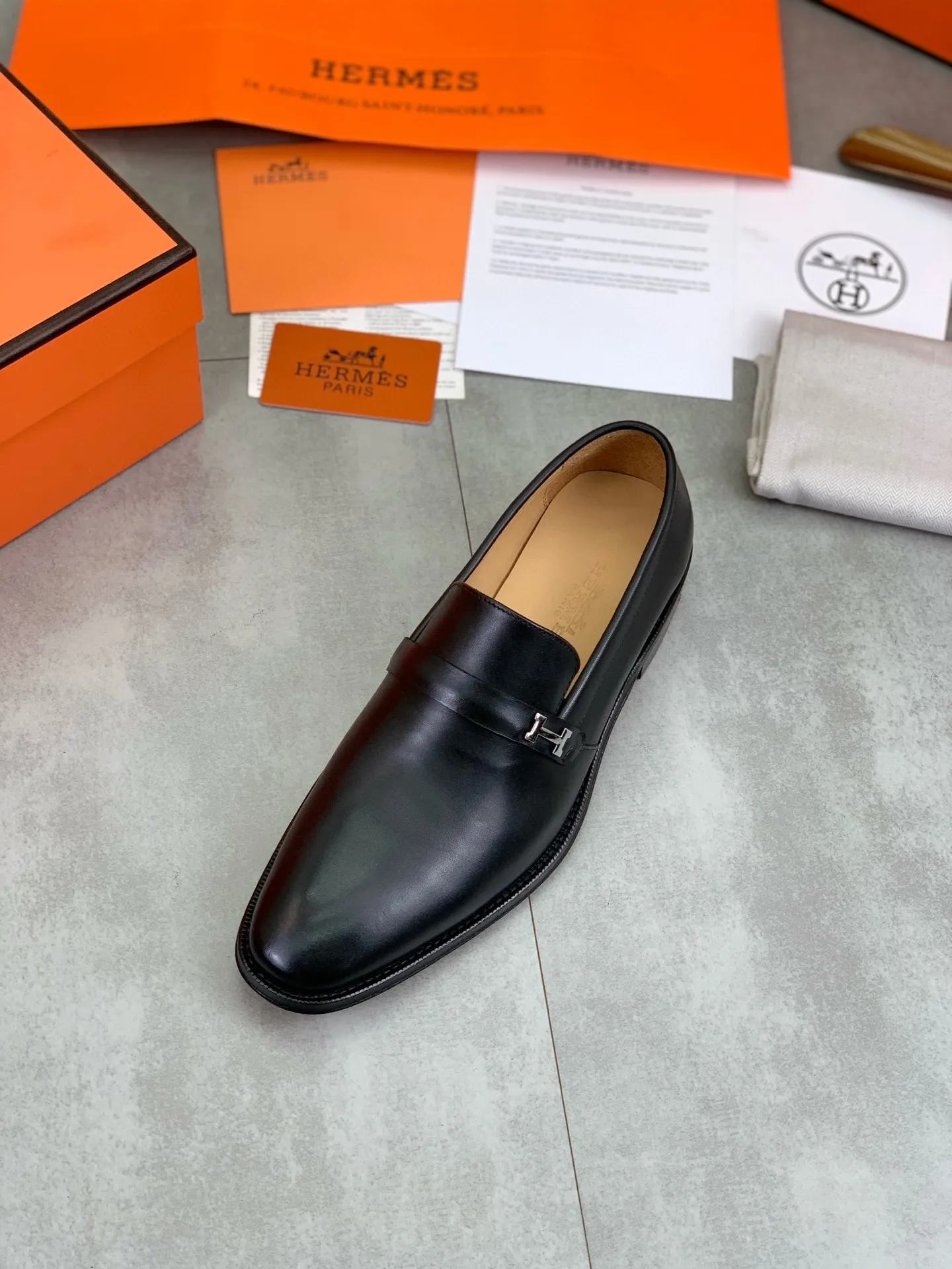 Factory price P960 💰Top version 💎💎💎 Original leather outsole Brand: Hermès (Hermès) Standard code: Men's size 39-44 (38, 45 can be customized) Grade: Same as the official website Original quality materials: Original soft calfskin Water-dyed cowhide lining Original Italian leather outsole Style categories: Men's fashion Formal casual leather shoes Slip-on men's shoes series Young fashion European and American trends, British style, colors: multiple options, counter packaging